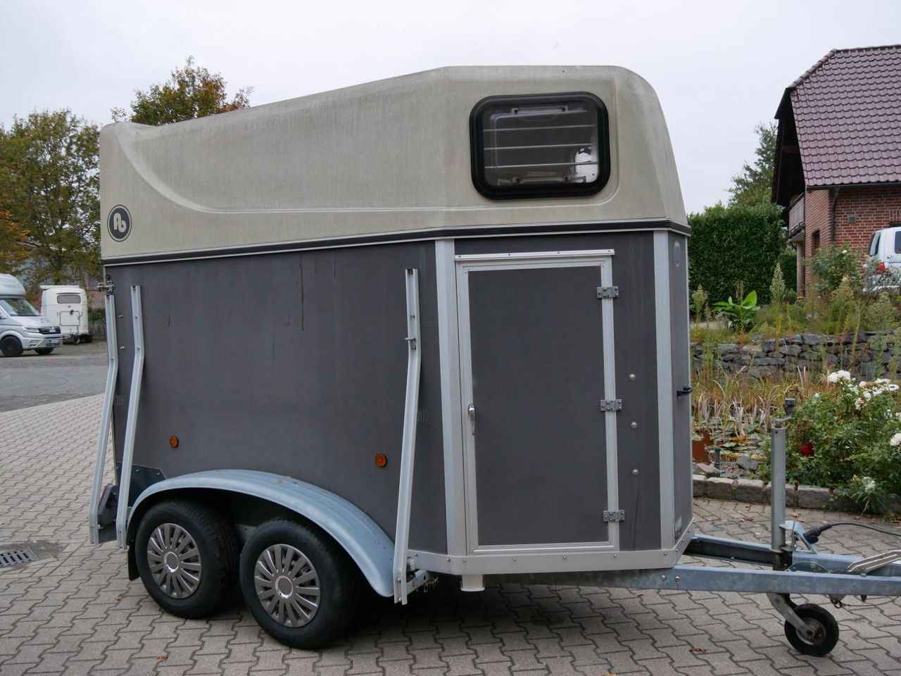 Blomert 1,5 Pferde Holz Poly — used livestock trailer for sale