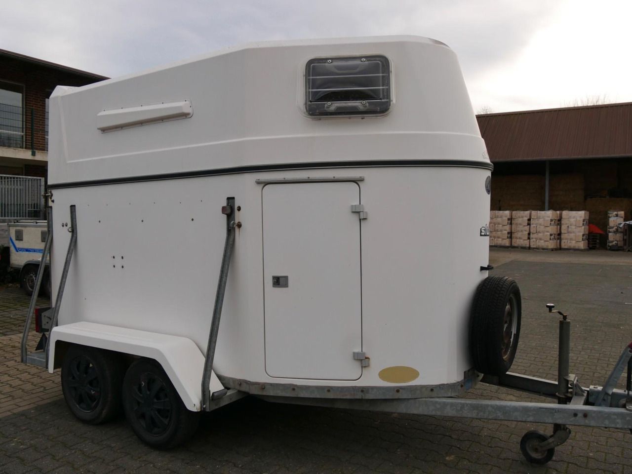 Sluis Vollpoly 2 Pferde mit Sattelkammer — used livestock trailer for sale