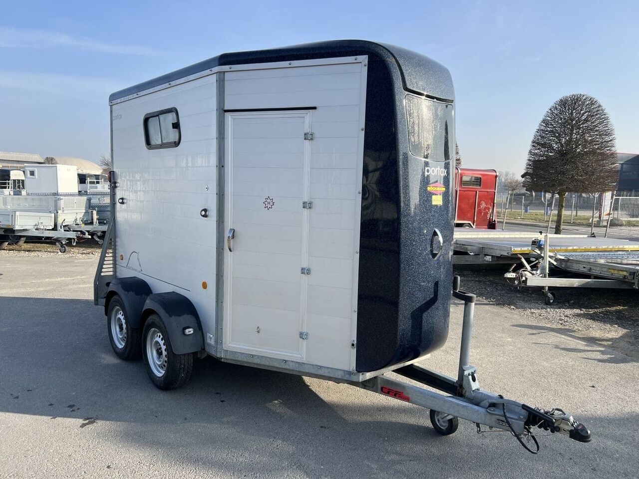 Böckmann Portax E blau SK Pferdeanhänger — used livestock trailer for sale